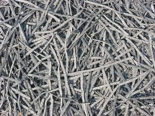 Primer plano de la textura del agregado de teja reciclada triturada
