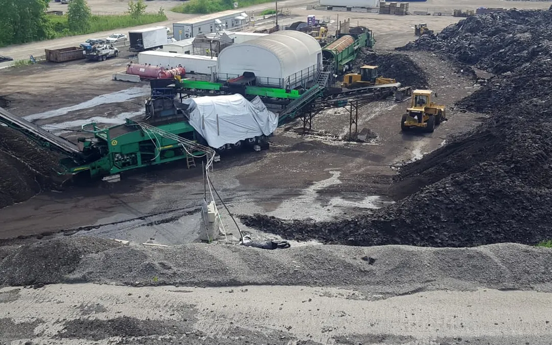 Widok z lotu ptaka na zakład recyklingu Falcon Green Resources ze sprzętem przetwórczym, ładowarkami i dużymi hałdami materiałów z recyklingu